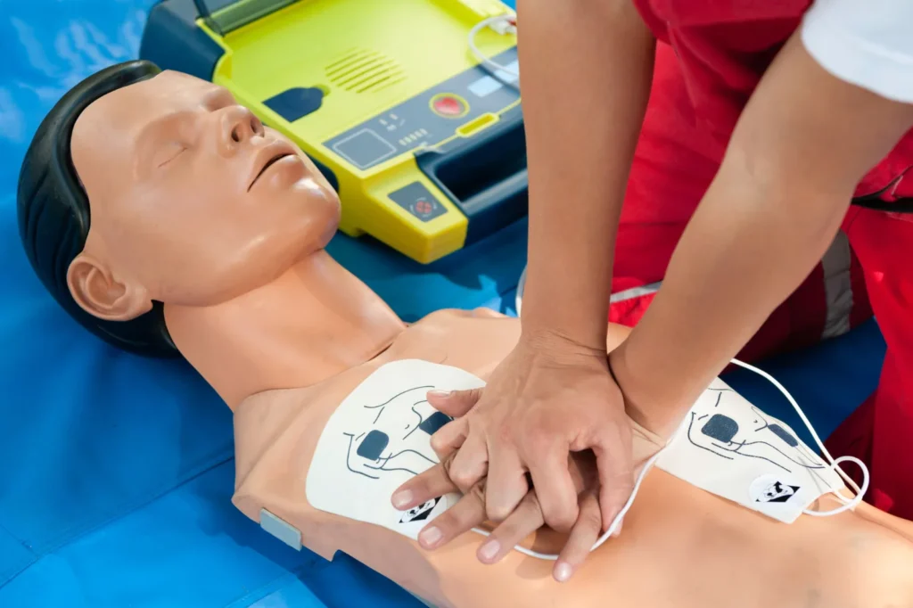 Esercitazione di rianimazione con defibrillatore semiautomatico su manichino