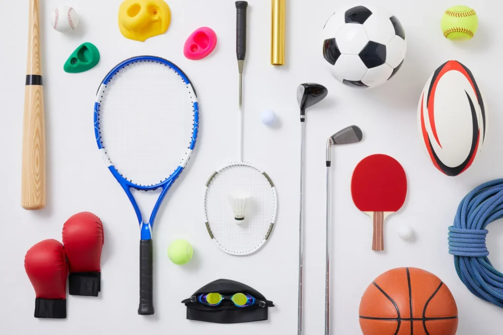 Attrezzature di sport diversi disposte su un piano